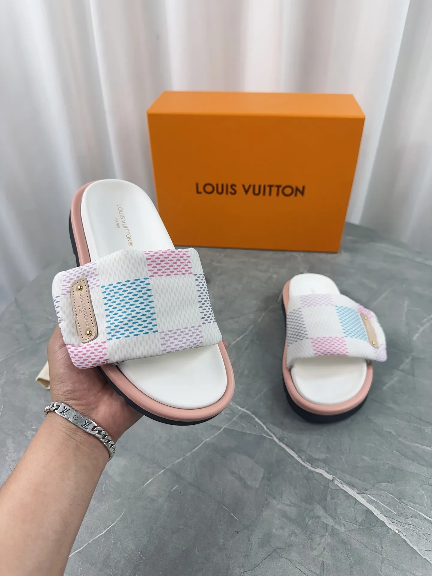👟👟Ex-factory price 360👟👟 Women's Shoes Women's Clothing LV Donkey Brand L Home 2024 Hot Style Embossed Logo Embossed Sandals This Pool Pillow Comfort flat sandals are made of technical fabrics and use high-frequency embossing technology to reinterpret the Monogram pattern. Soft padded upper with adjustable Velcro, comfortable and tough insole adds harmonious color ▪️Fabric: Original customized technical fabric ▪️Lining: soft sheepskin lining ▪️Sole: Original open-molded rubber foam outsole Color: sky blue. Yellow. Black ▪️Size: 35-45
